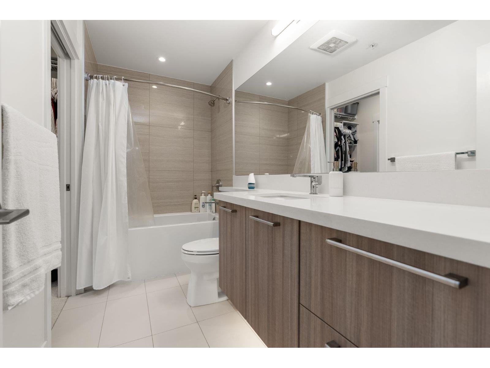 214 14022 NORTH BLUFF ROAD, White Rock