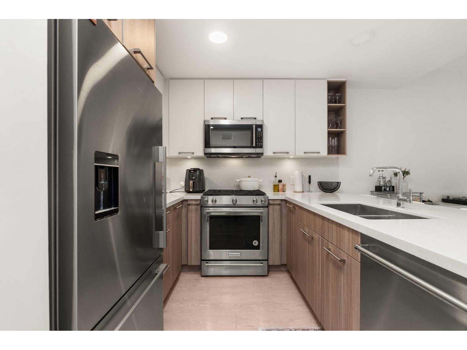 214 14022 NORTH BLUFF ROAD, White Rock