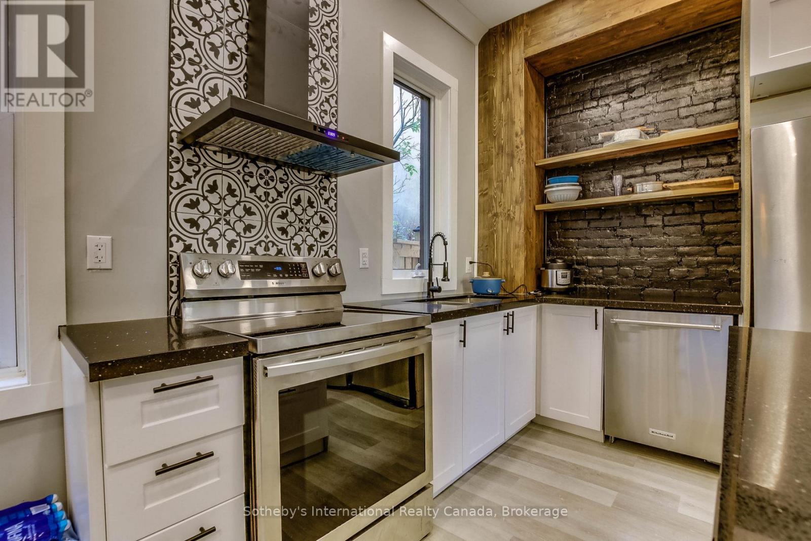 71 BRISCOE STREET E - 4