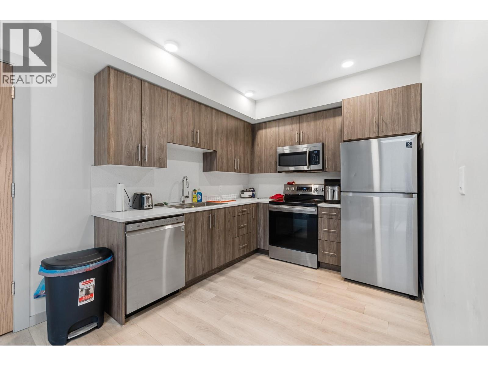 #PH9 345 Dougall Road - 8