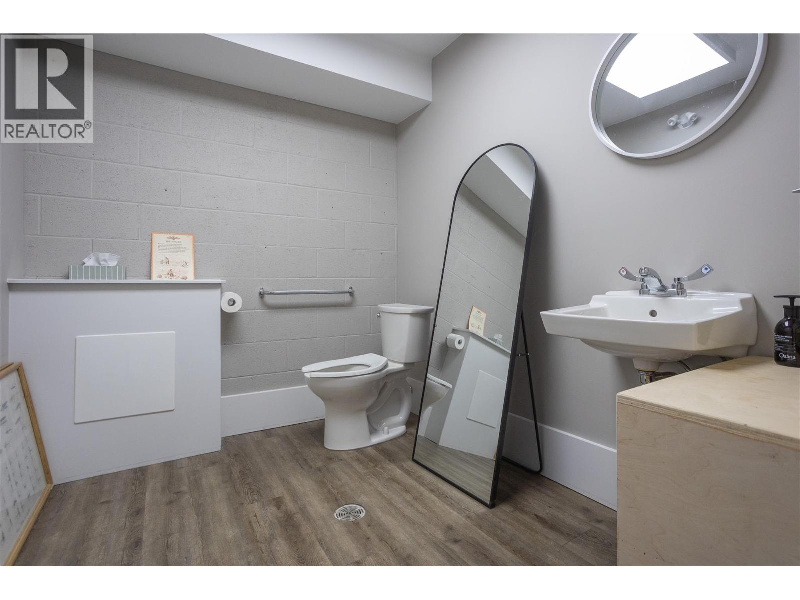 2133 Columbia Avenue, Castlegar