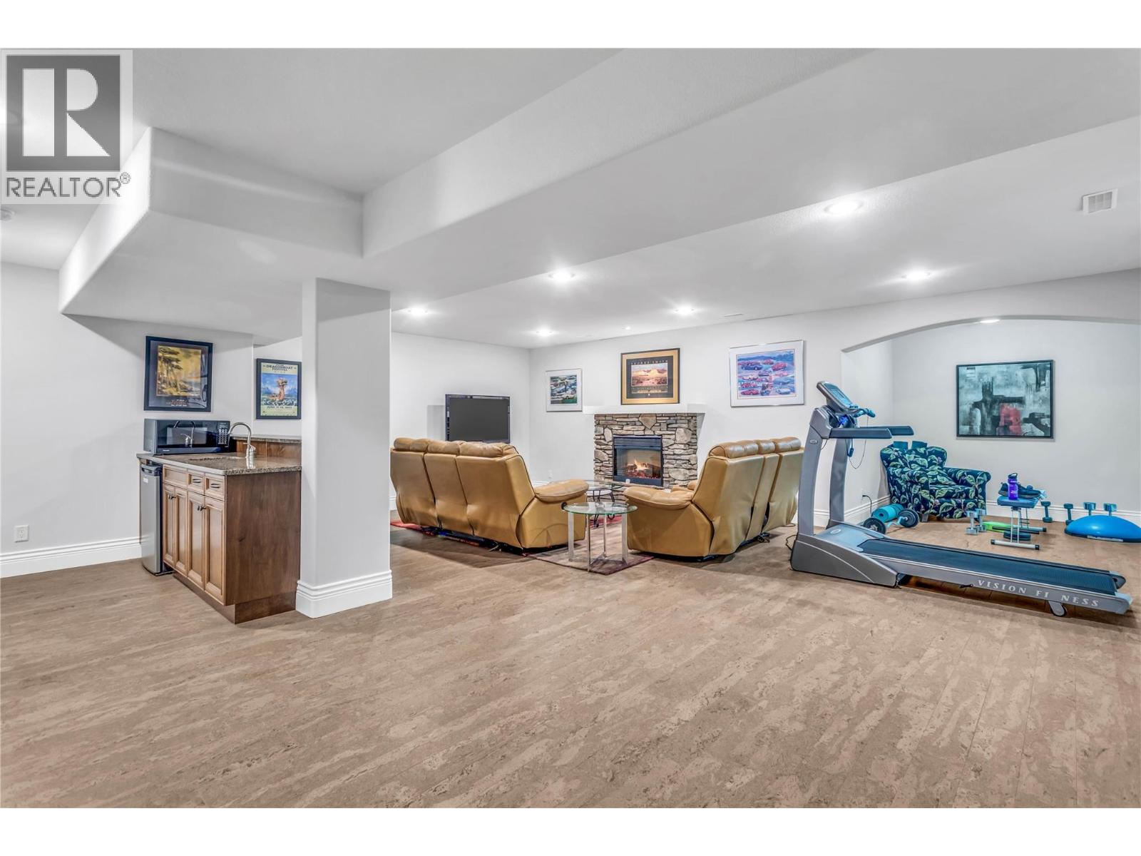 4450 GORDON Drive Unit# 105, Kelowna