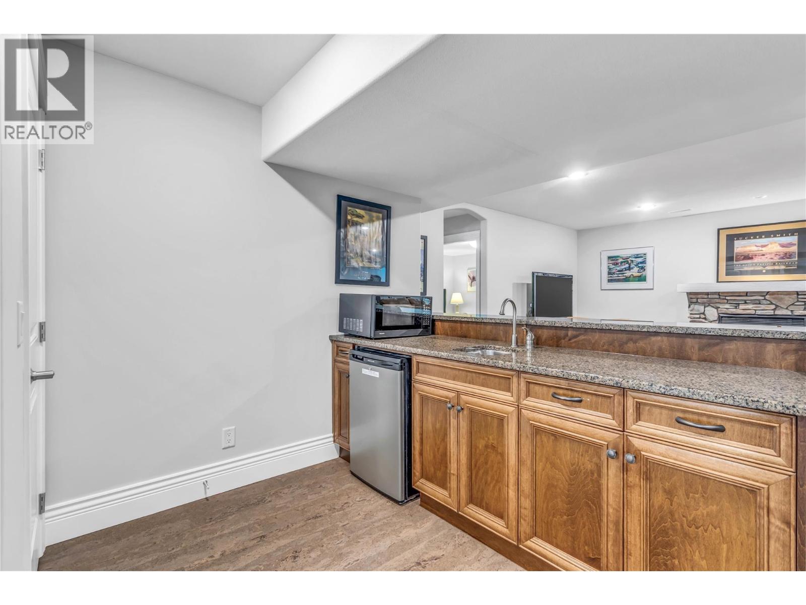 4450 GORDON Drive Unit# 105, Kelowna