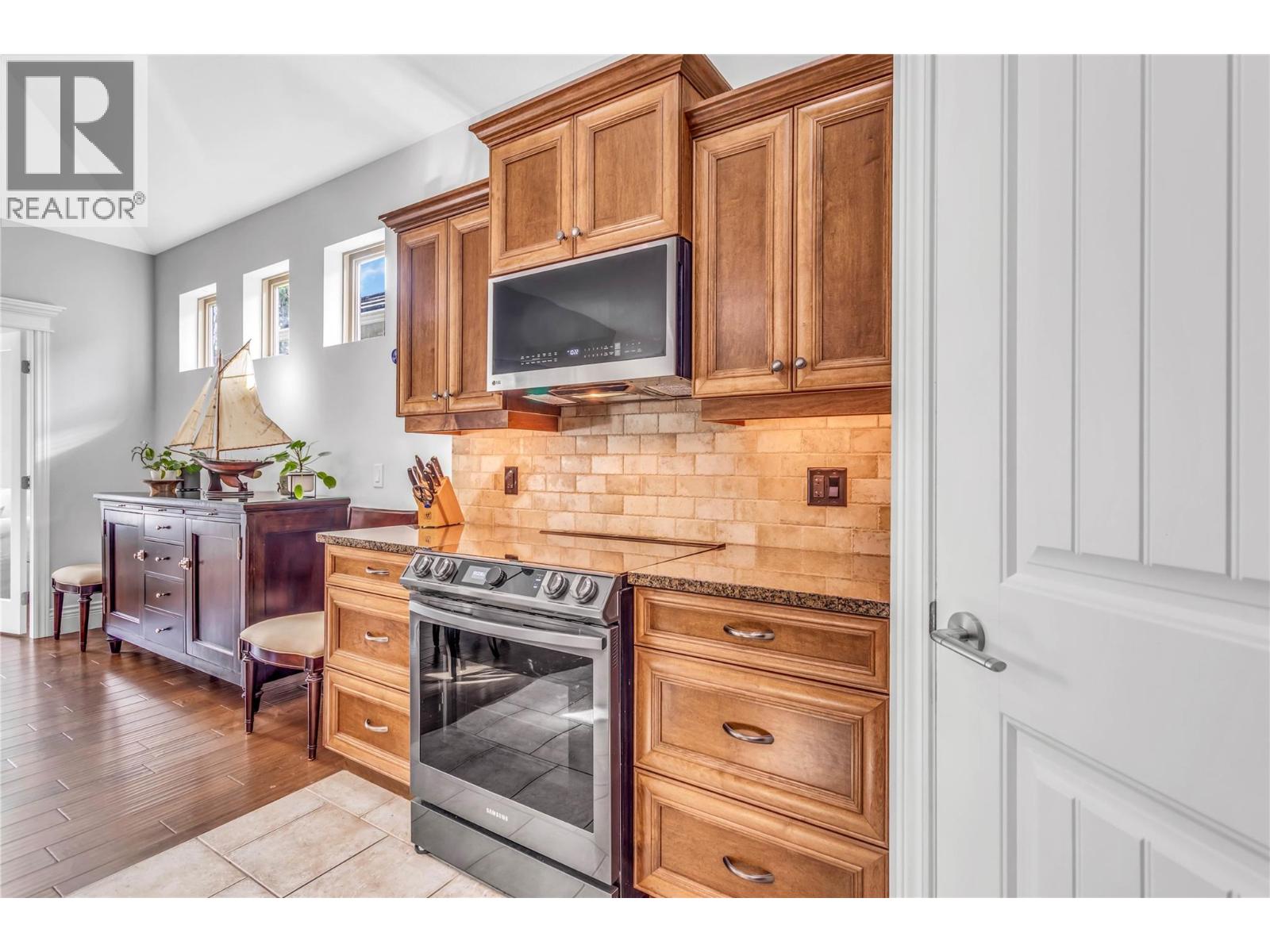 4450 GORDON Drive Unit# 105, Kelowna