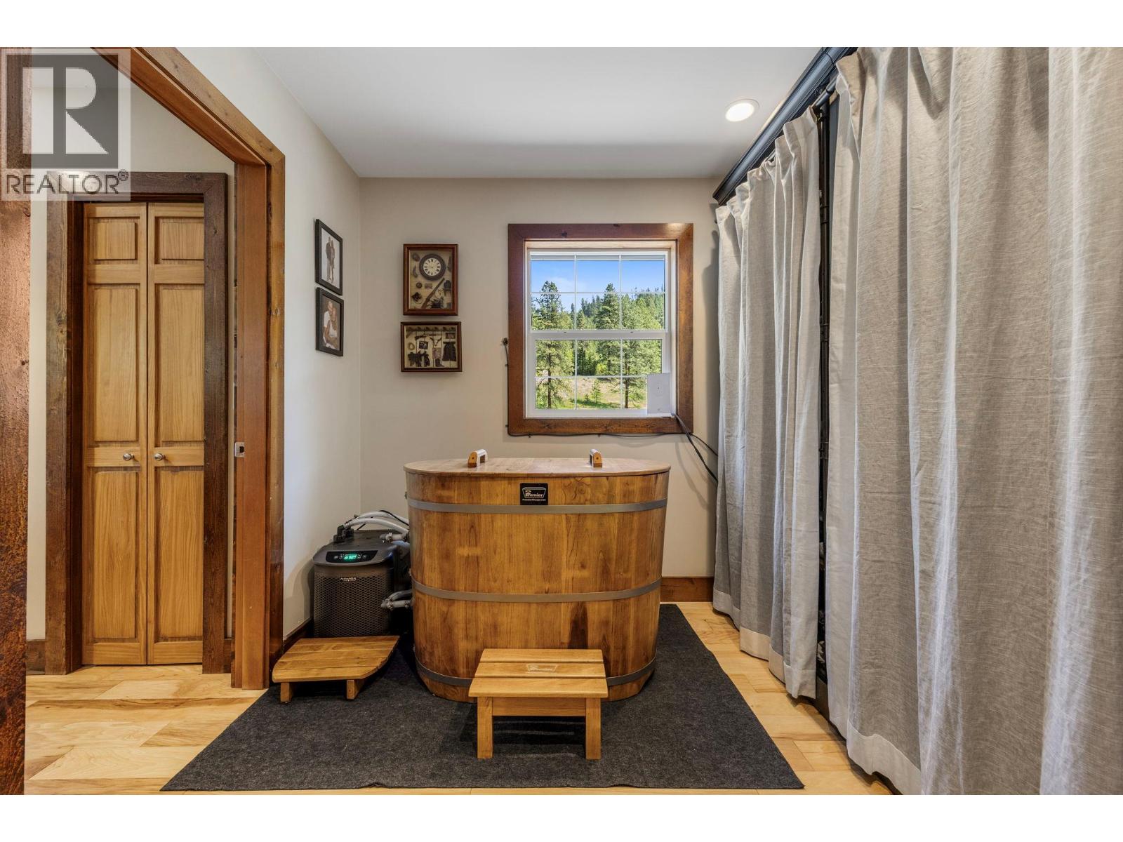 6241 33 Highway, Carmi