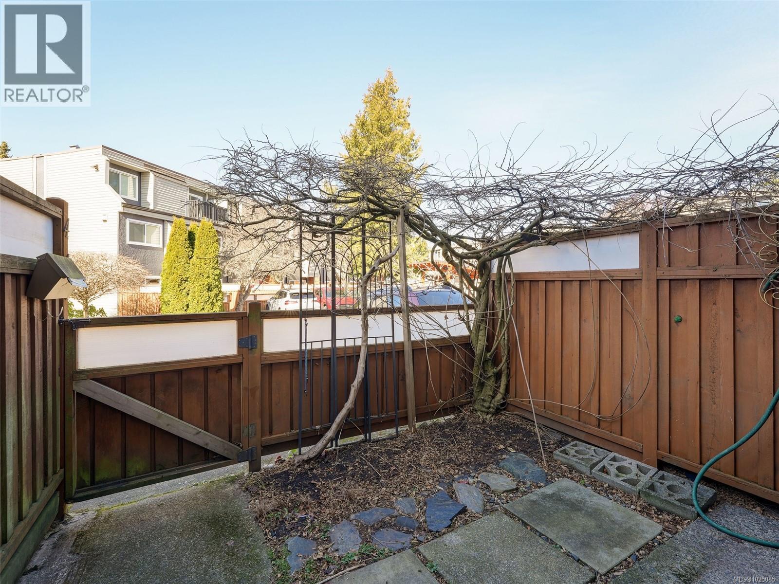 #4 48 Montreal St - 22