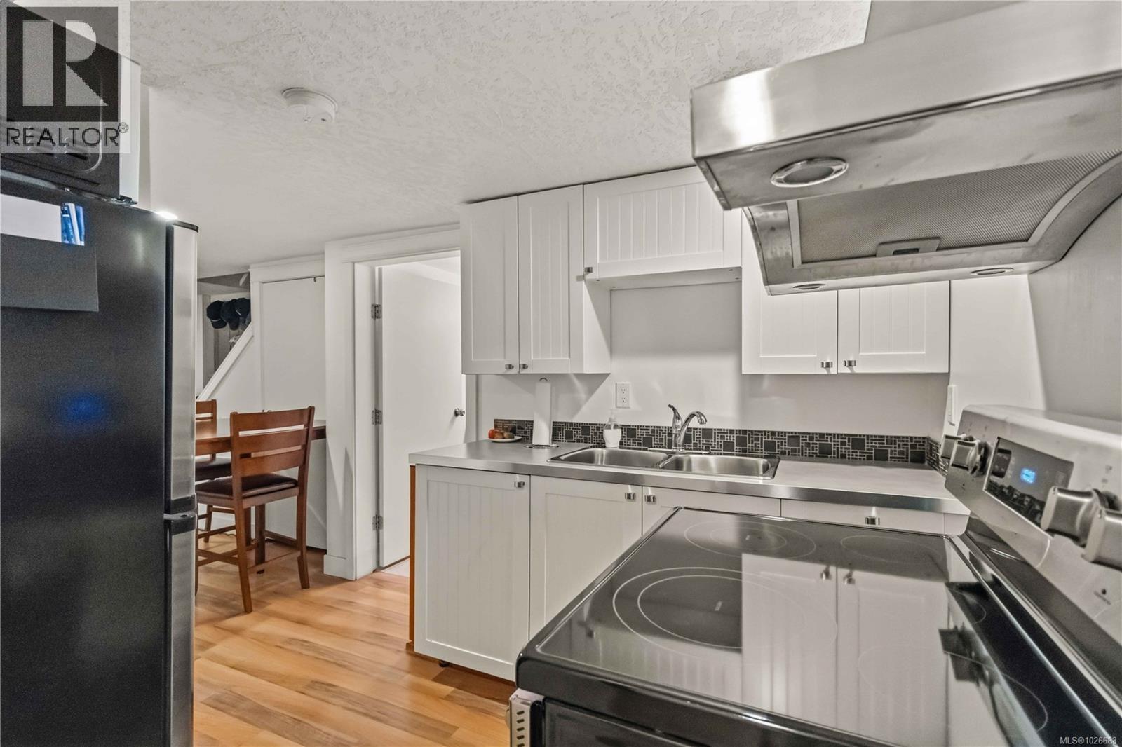  931 McKenzie Avenue, Saanich