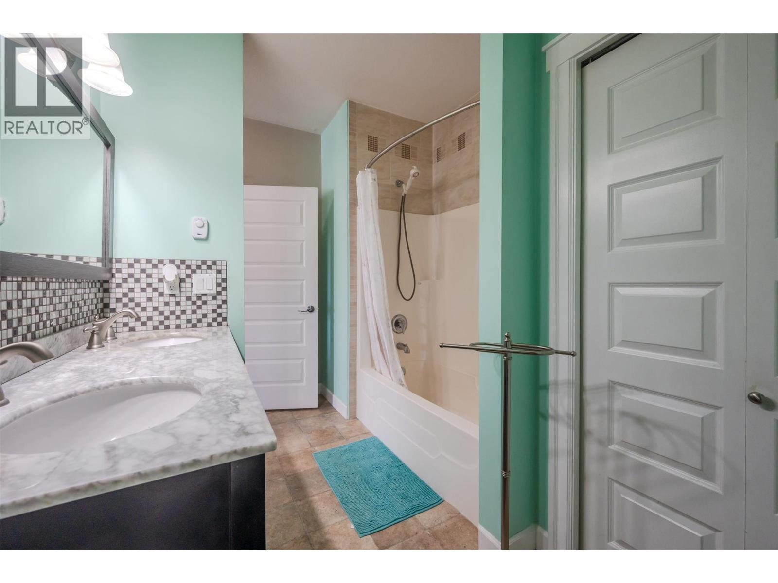 6865 MOUNTAINVIEW Drive, Oliver