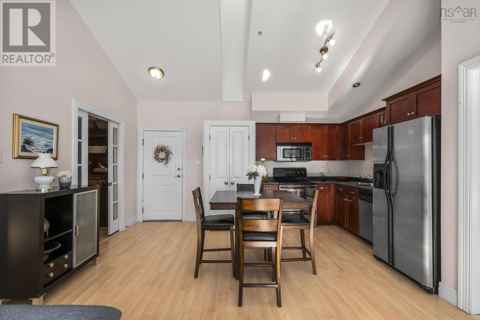 Property 3 of 49 of 402 171 Portland Street