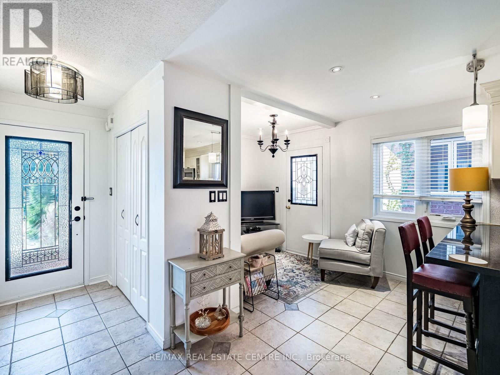 100 WHITE TAIL CRESCENT - 19