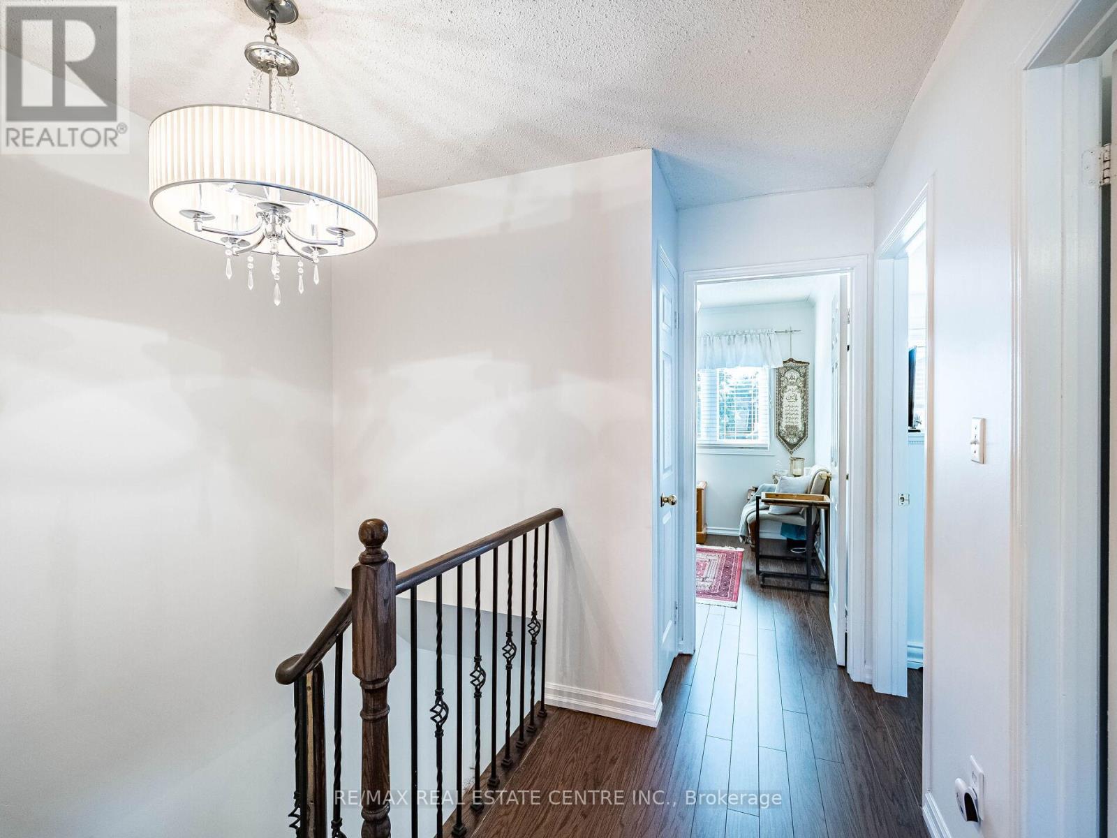 100 WHITE TAIL CRESCENT - 21