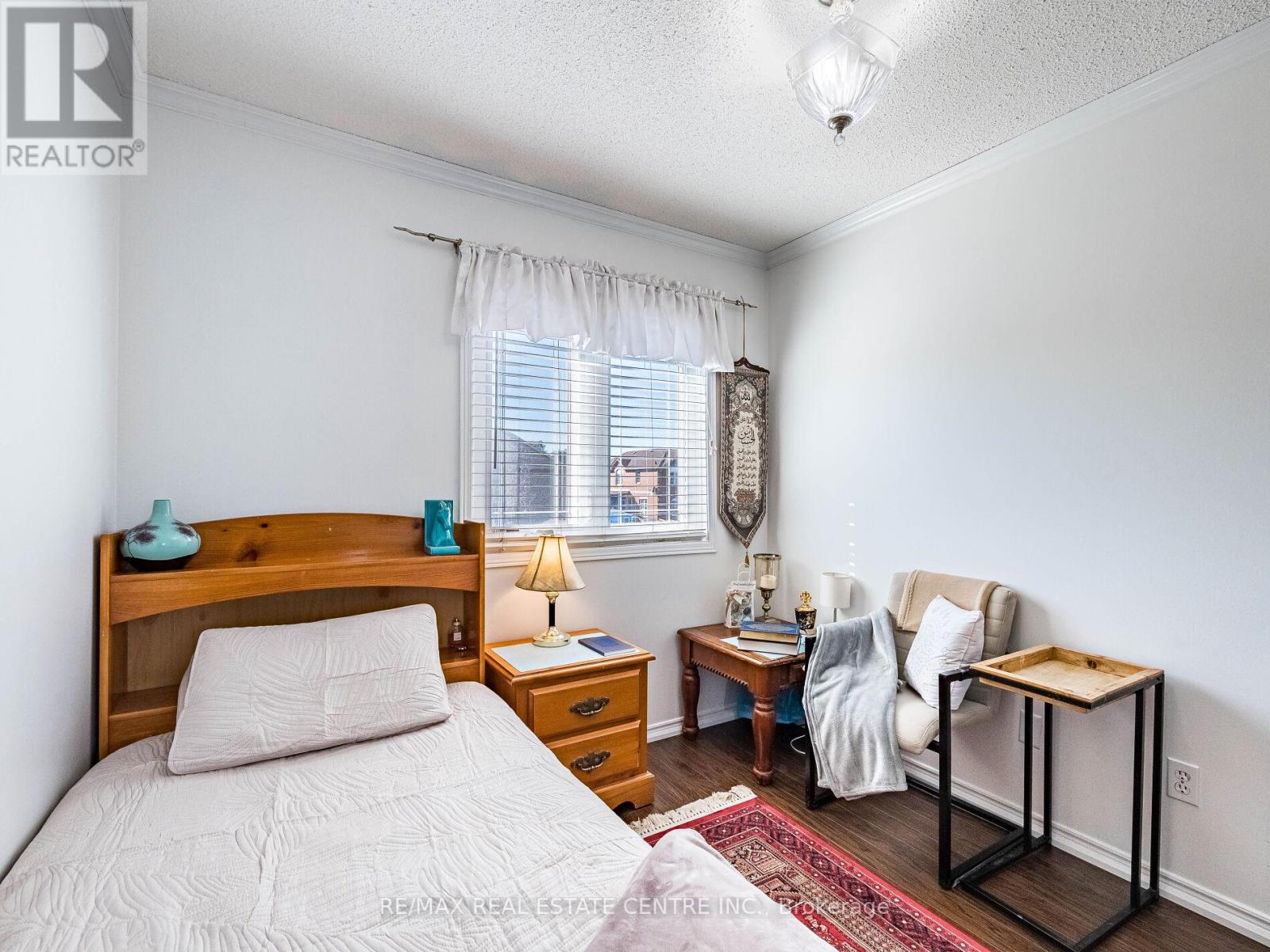 100 WHITE TAIL CRESCENT - 26