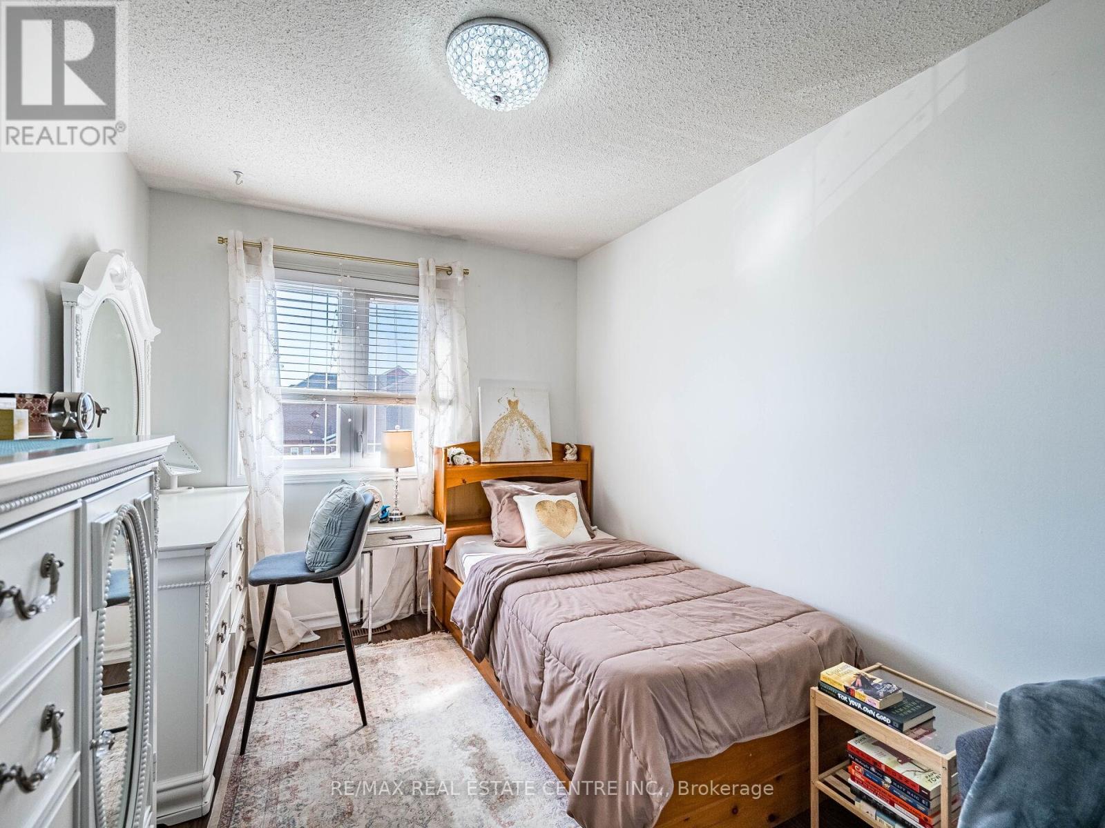 100 WHITE TAIL CRESCENT - 27