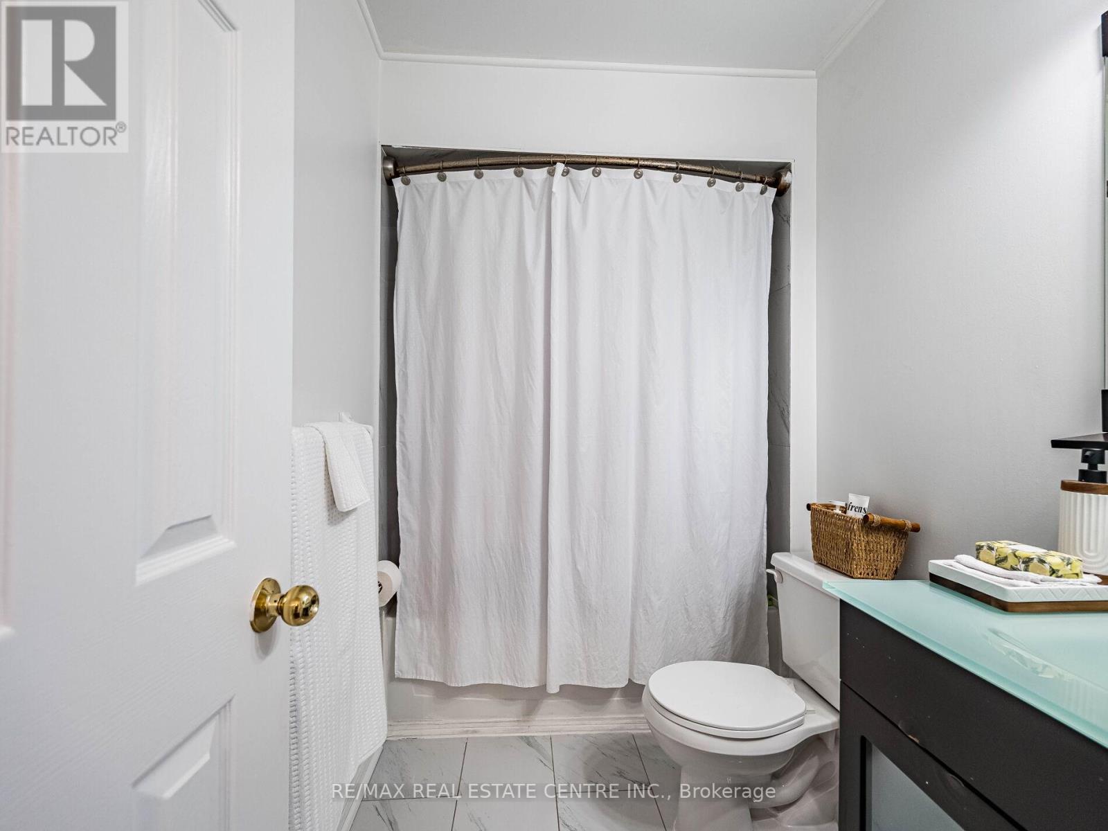 100 WHITE TAIL CRESCENT - 29