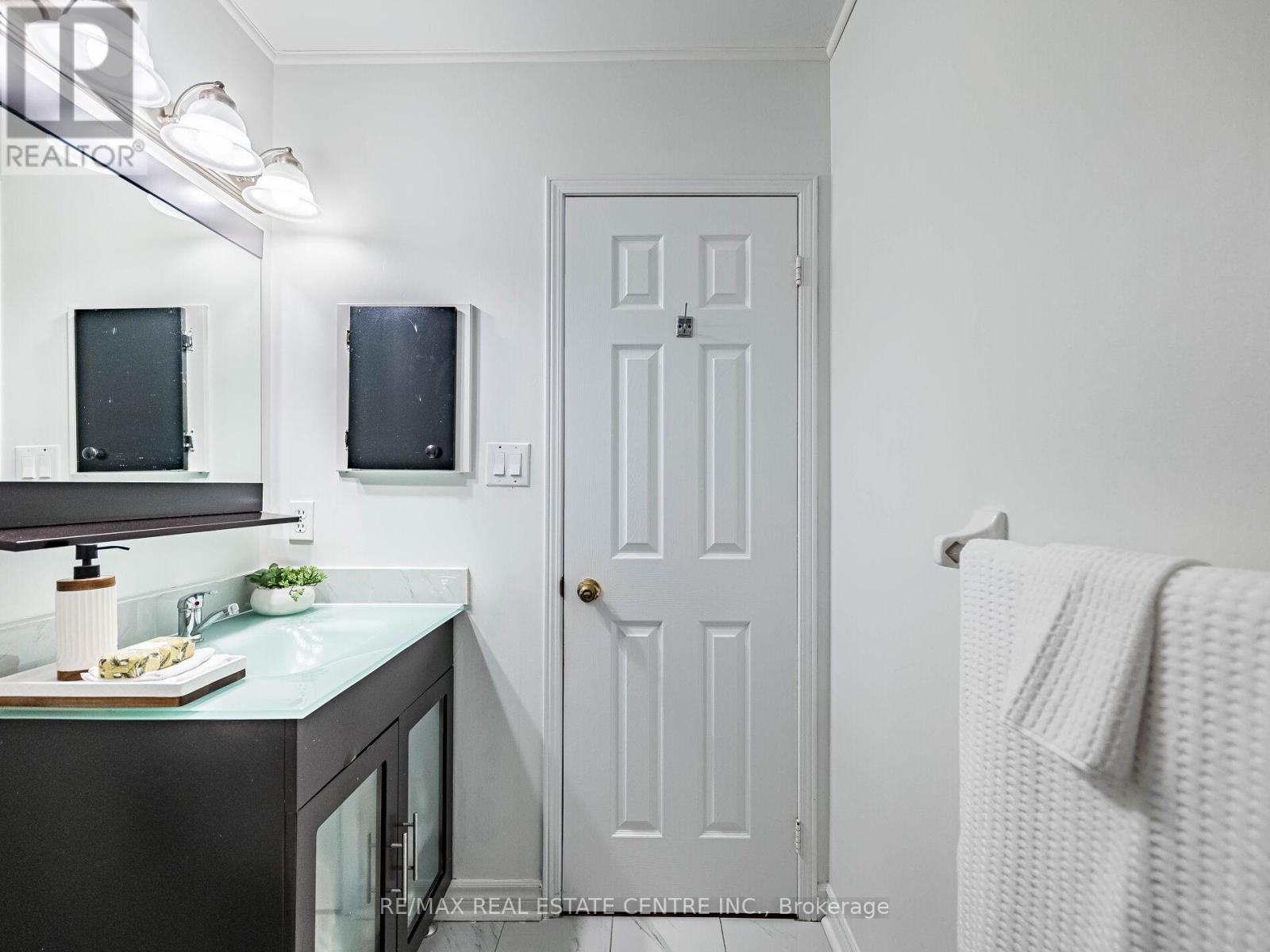 100 WHITE TAIL CRESCENT - 31