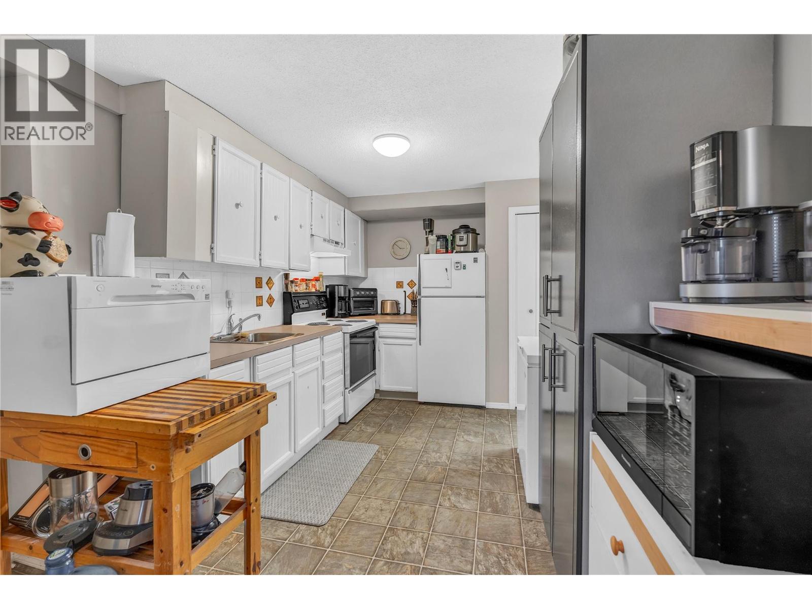 12203 Giants Head Road, Summerland