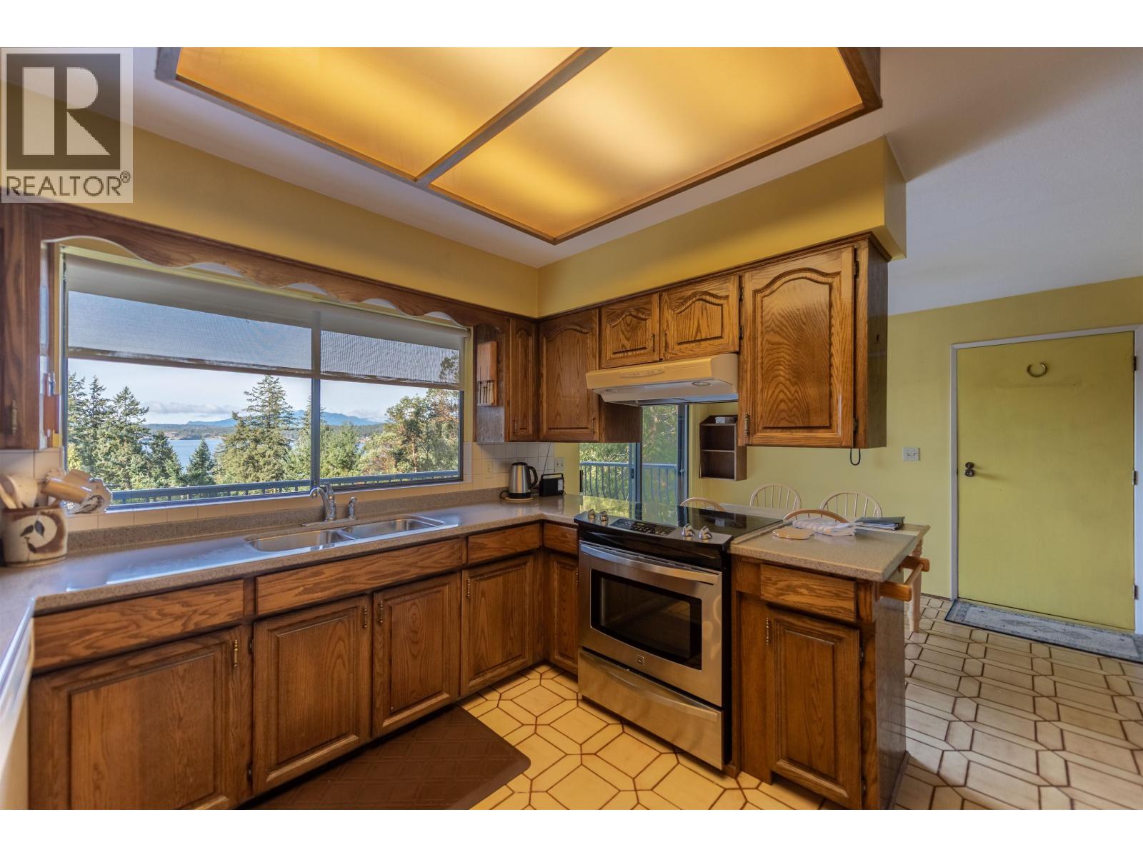 8846 REDROOFFS ROAD, Halfmoon Bay