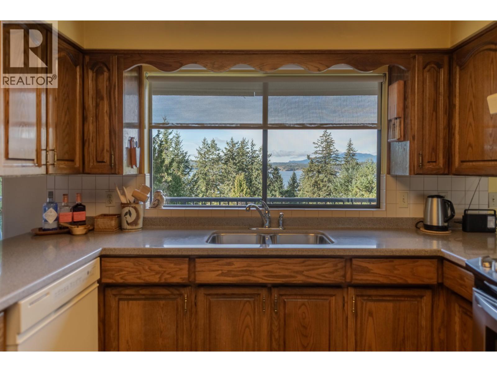 8846 REDROOFFS ROAD, Halfmoon Bay