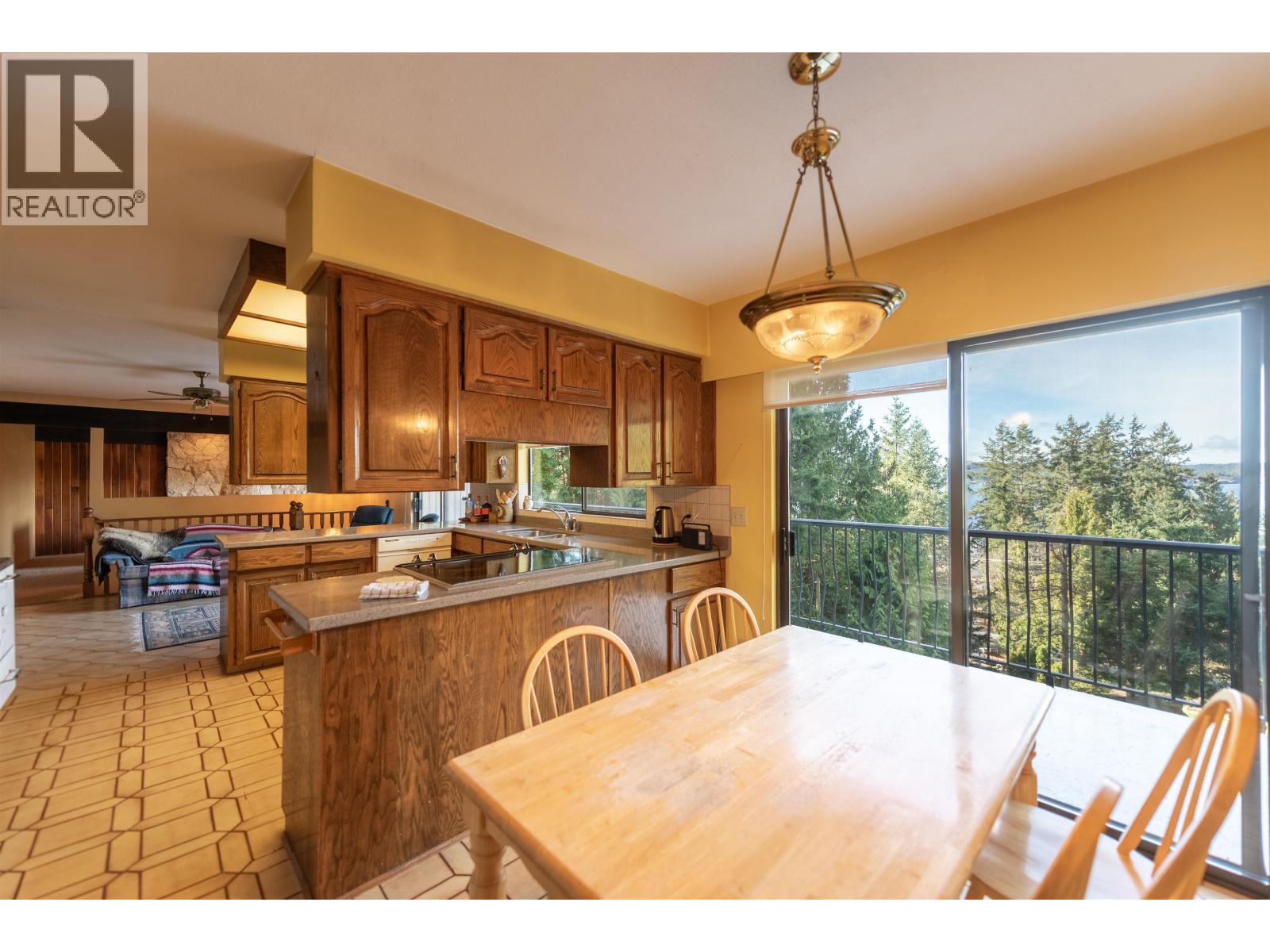 8846 REDROOFFS ROAD, Halfmoon Bay