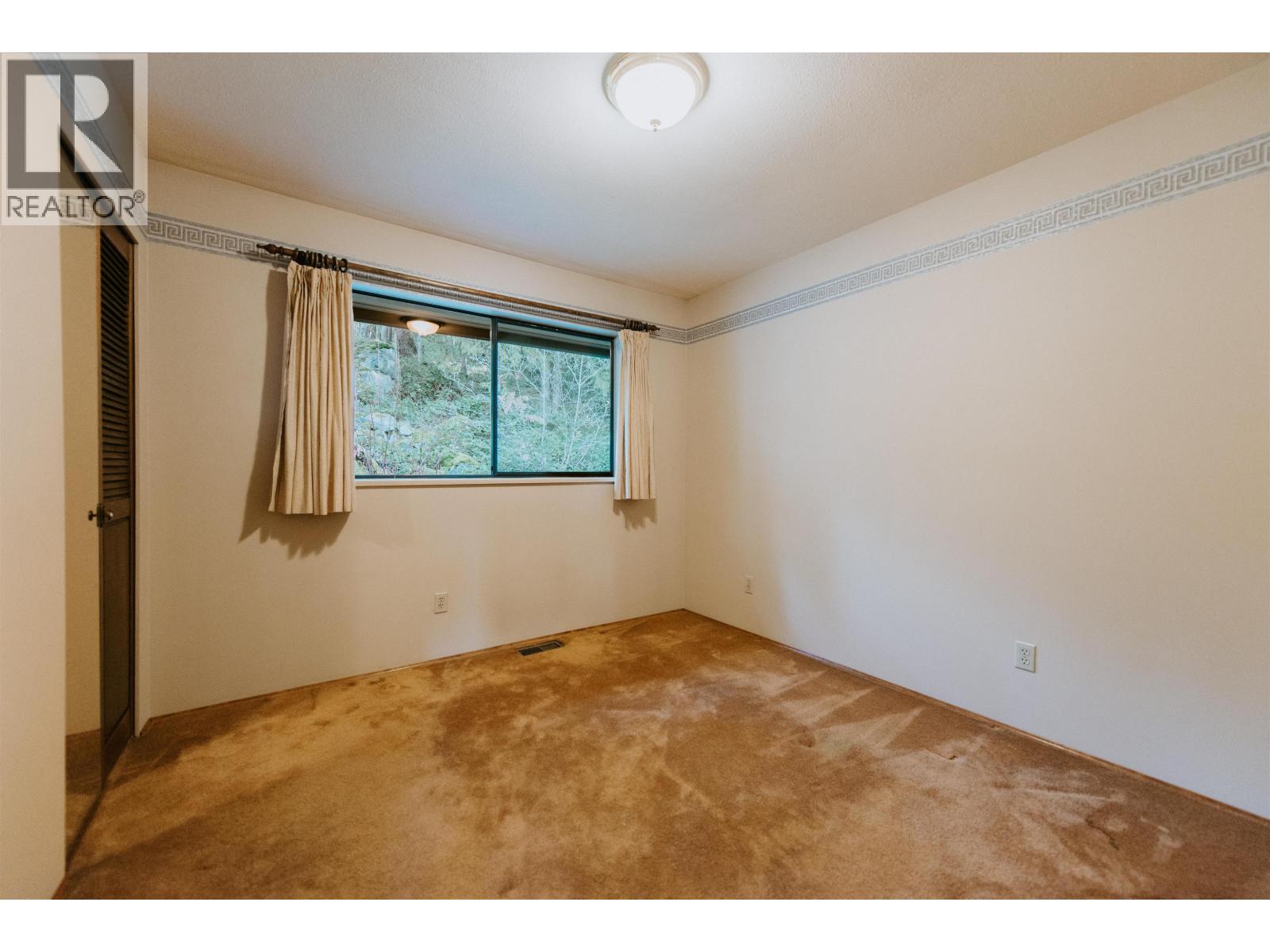 8846 REDROOFFS ROAD, Halfmoon Bay