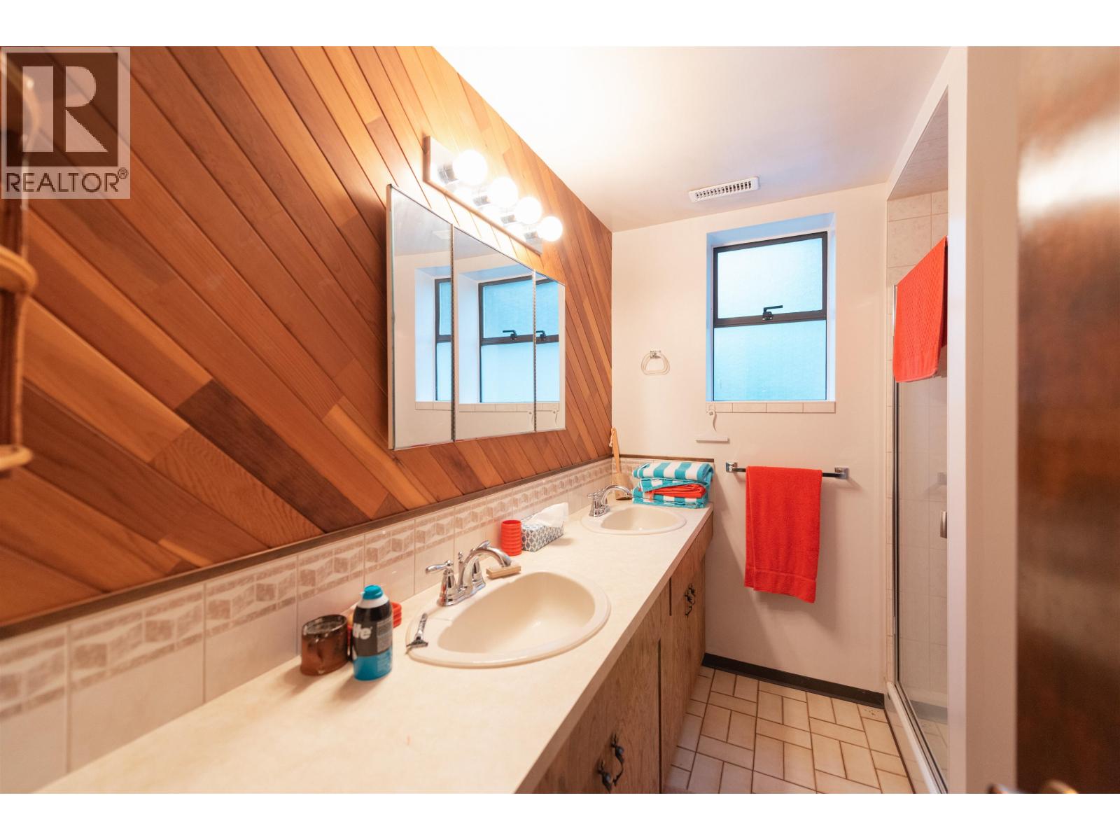 8846 REDROOFFS ROAD, Halfmoon Bay