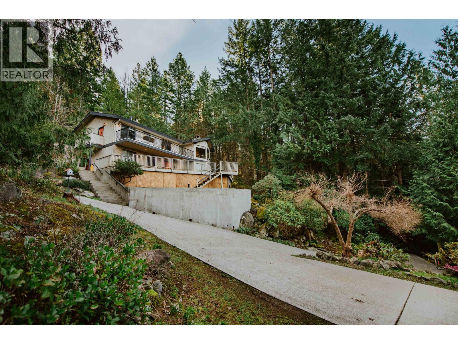 8846 REDROOFFS ROAD, Halfmoon Bay