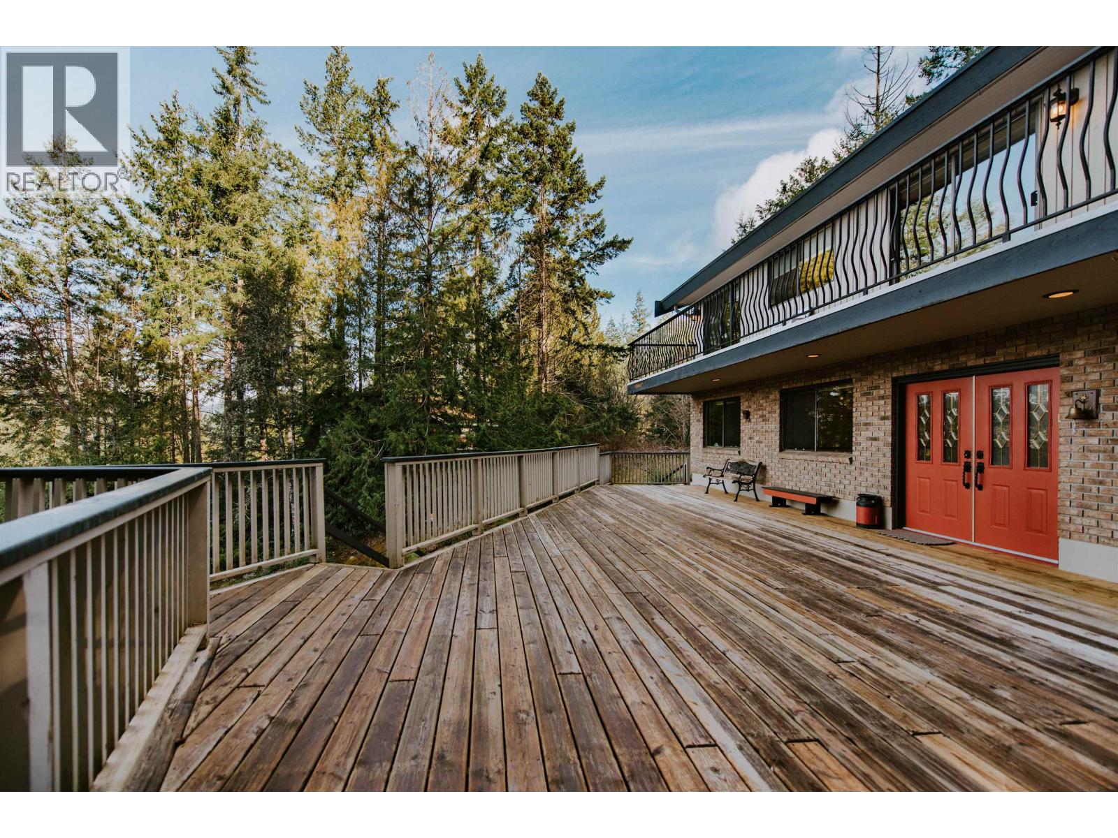 8846 REDROOFFS ROAD, Halfmoon Bay