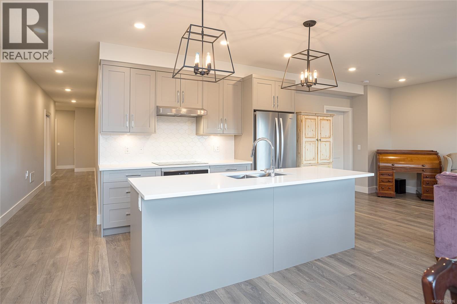 204 741 Travino Lane, Saanich