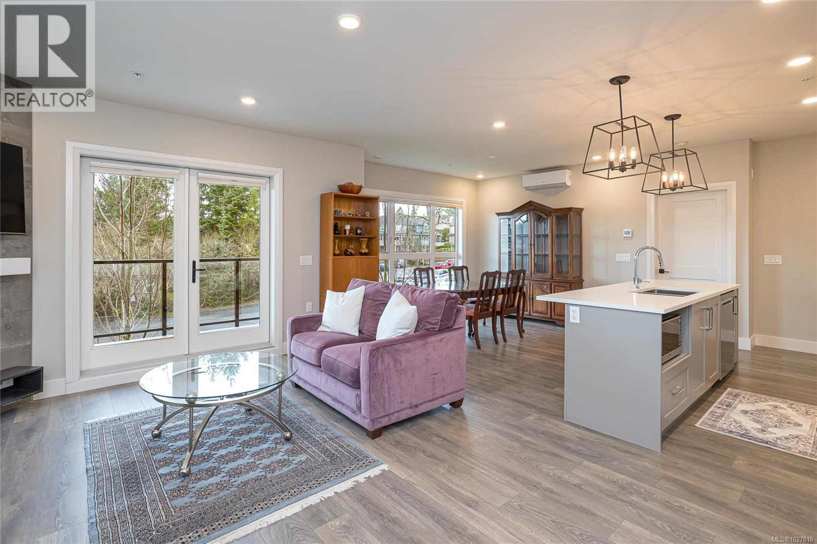 204 741 Travino Lane, Saanich