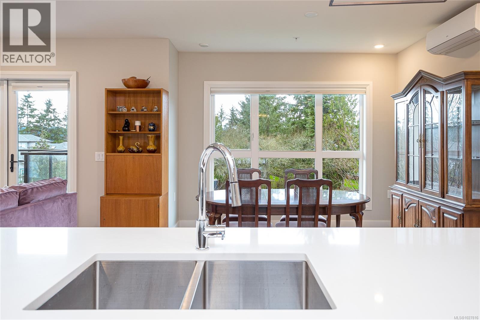 204 741 Travino Lane, Saanich