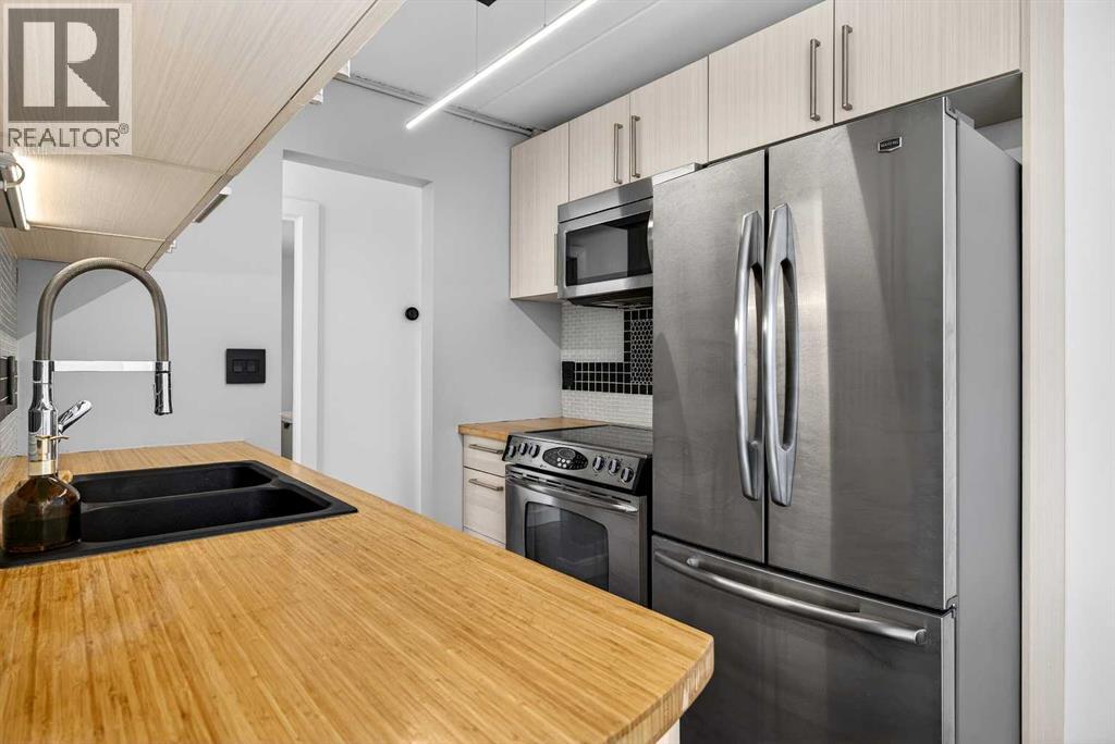 
          128 15 Avenue Southwest
            <br/>
            <span>Calgary</span>
            , 
            <span>AB</span>
             <span>T2R0P5</span>
         - Photo 16