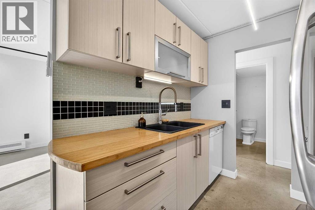 
          128 15 Avenue Southwest
            <br/>
            <span>Calgary</span>
            , 
            <span>AB</span>
             <span>T2R0P5</span>
         - Photo 20