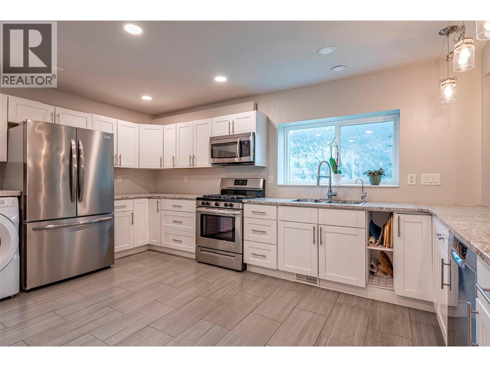 6449 97 Highway, Falkland