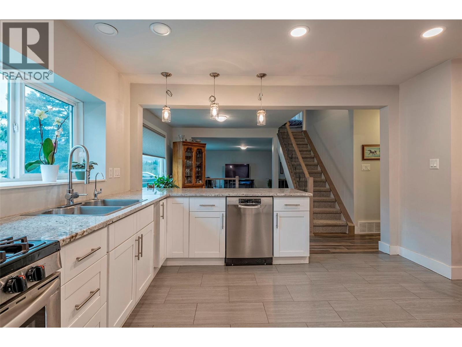 6449 97 Highway, Falkland