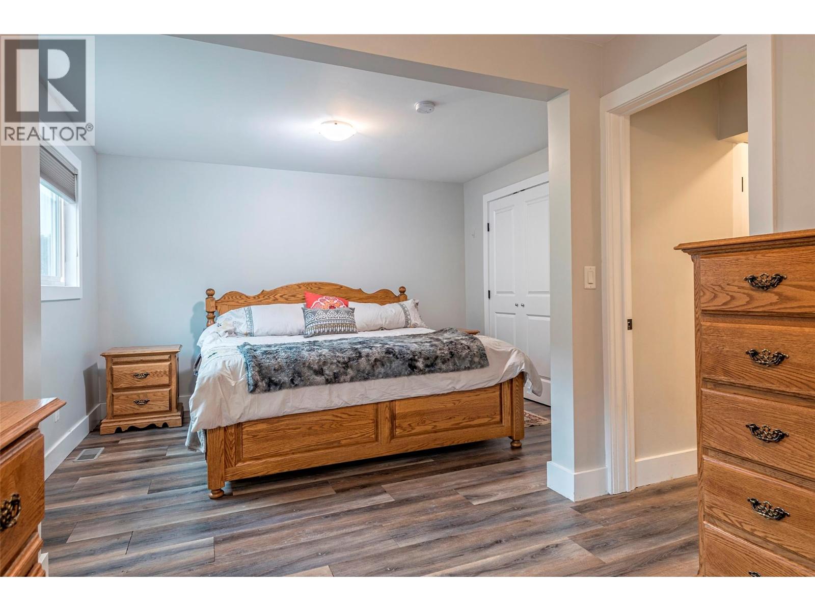 6449 97 Highway, Falkland