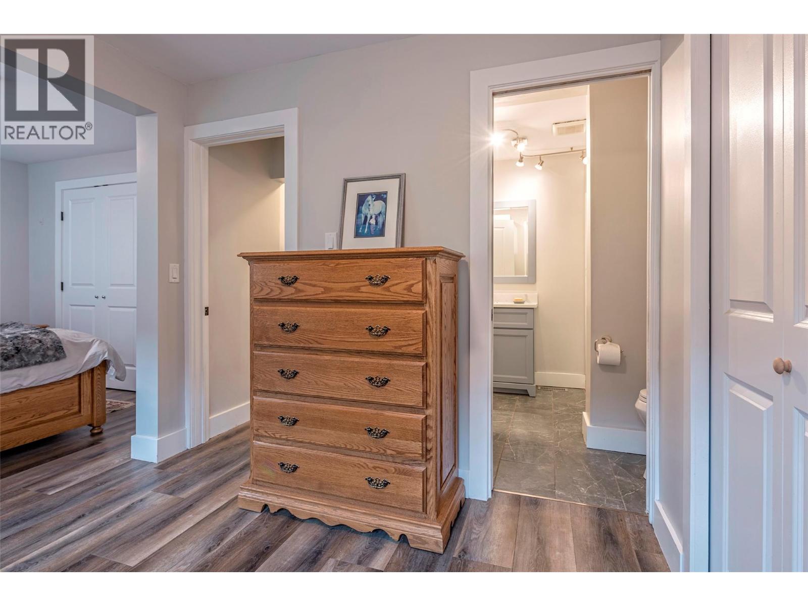 6449 97 Highway, Falkland