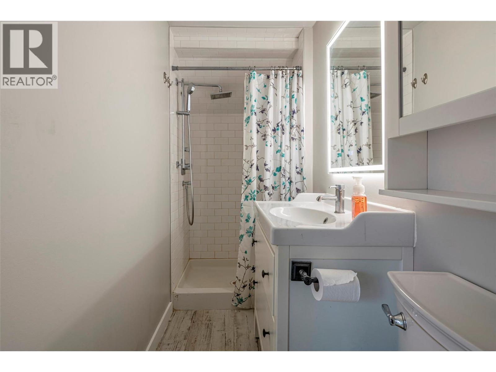 6449 97 Highway, Falkland