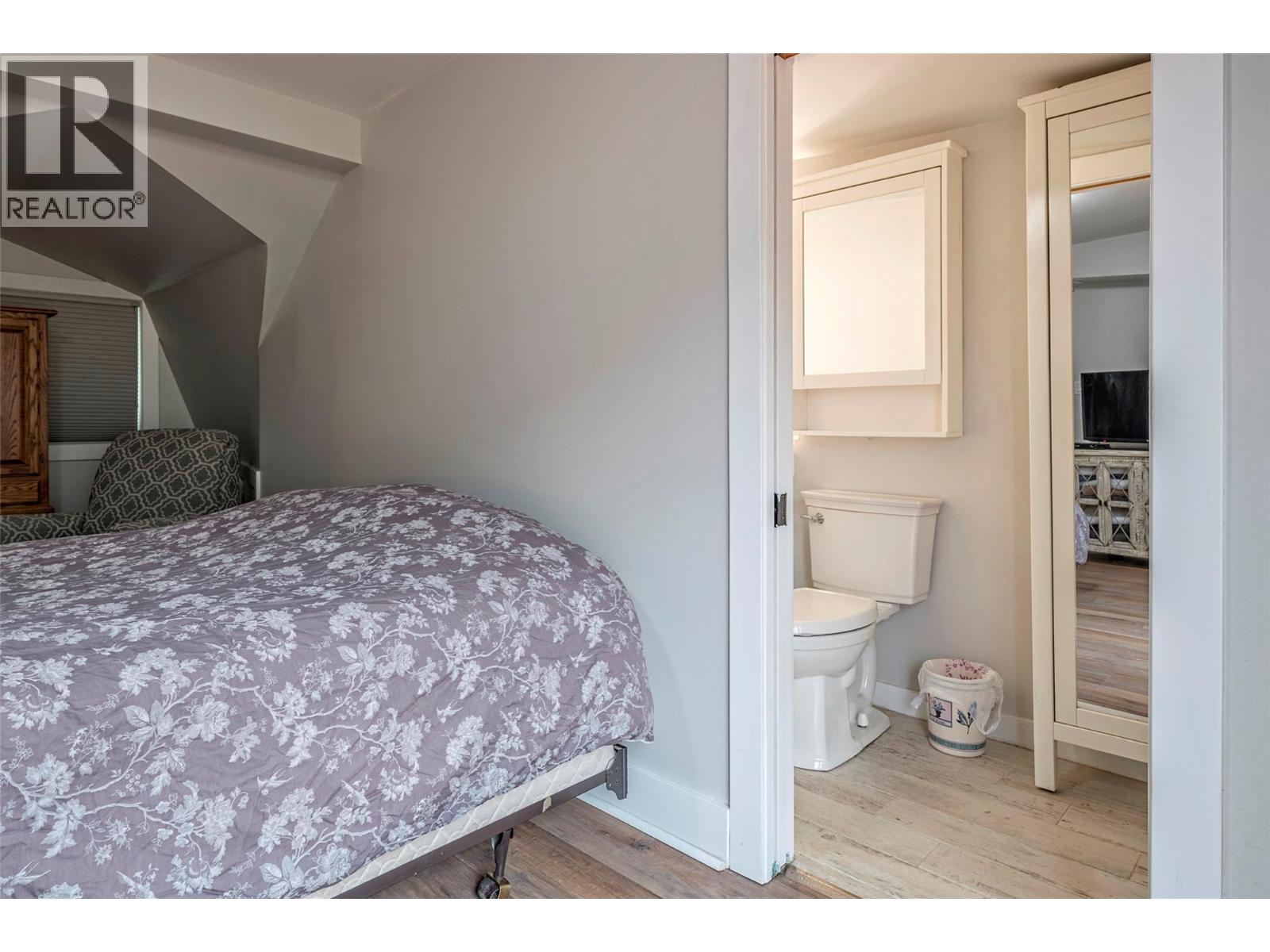 6449 97 Highway, Falkland