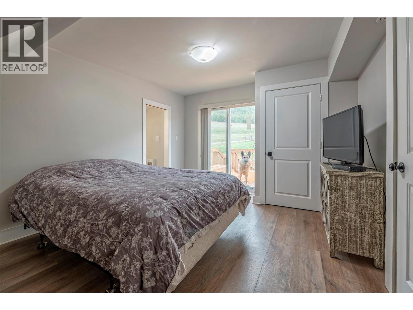 6449 97 Highway, Falkland