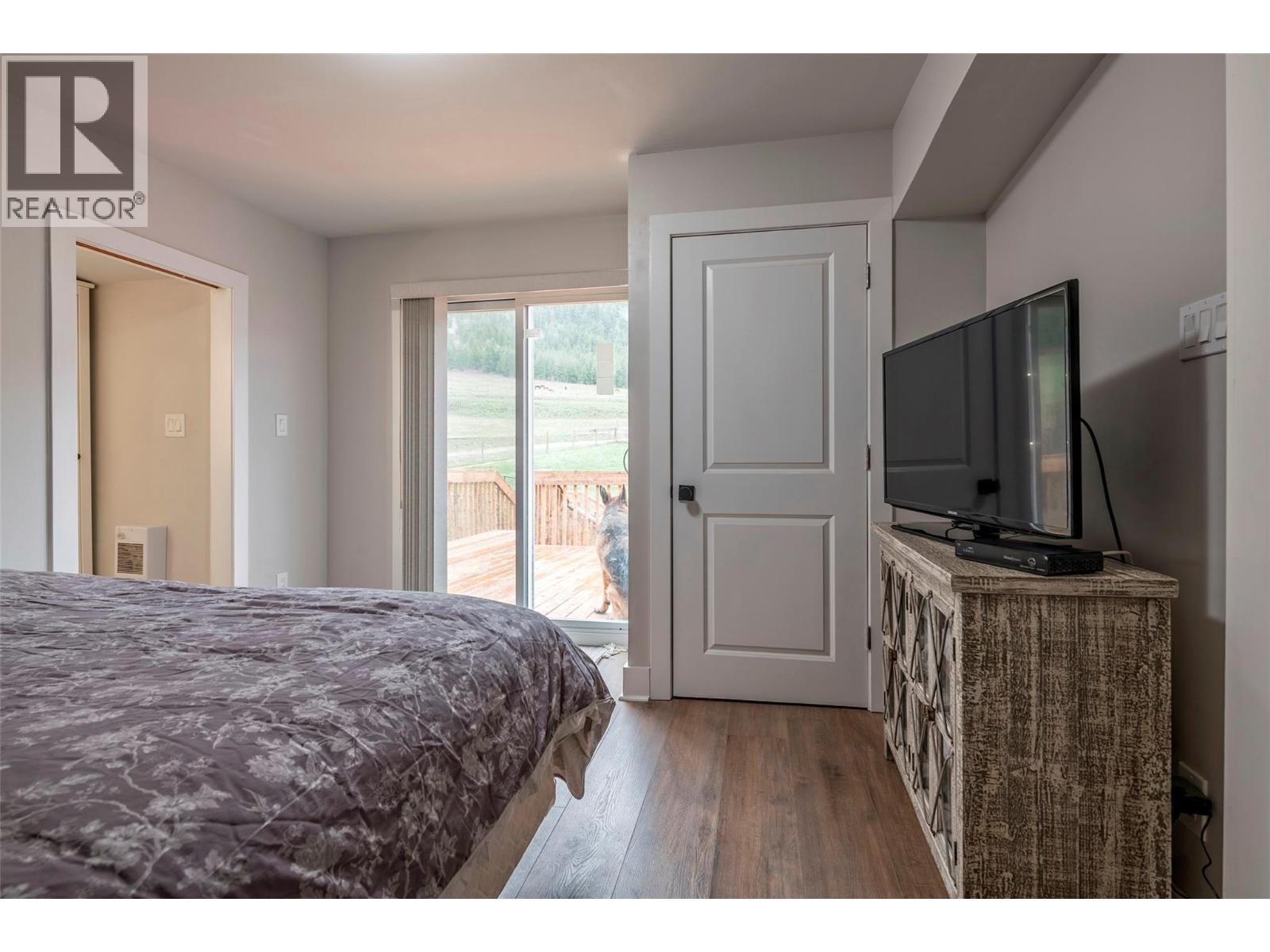 6449 97 Highway, Falkland