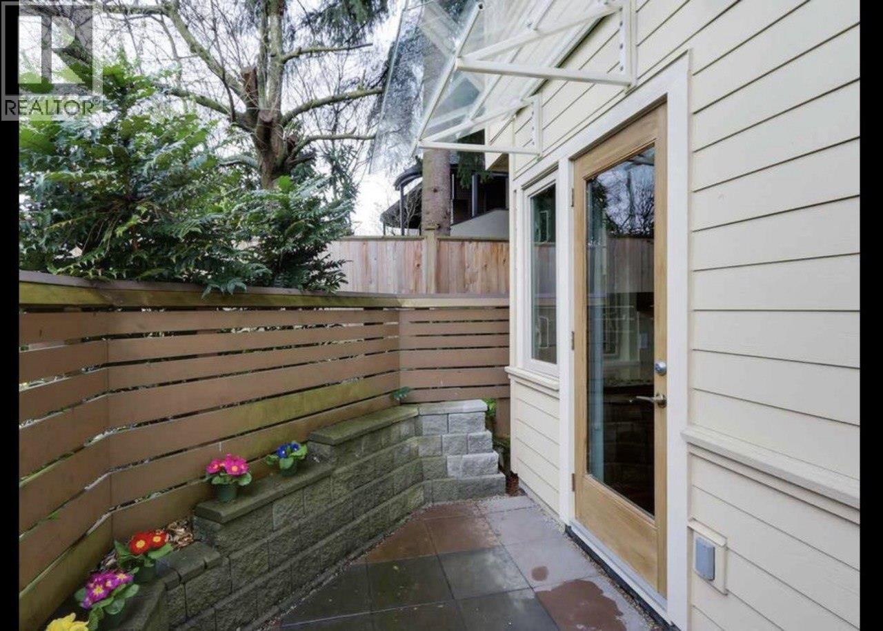 9 215 E 4TH STREET, North Vancouver