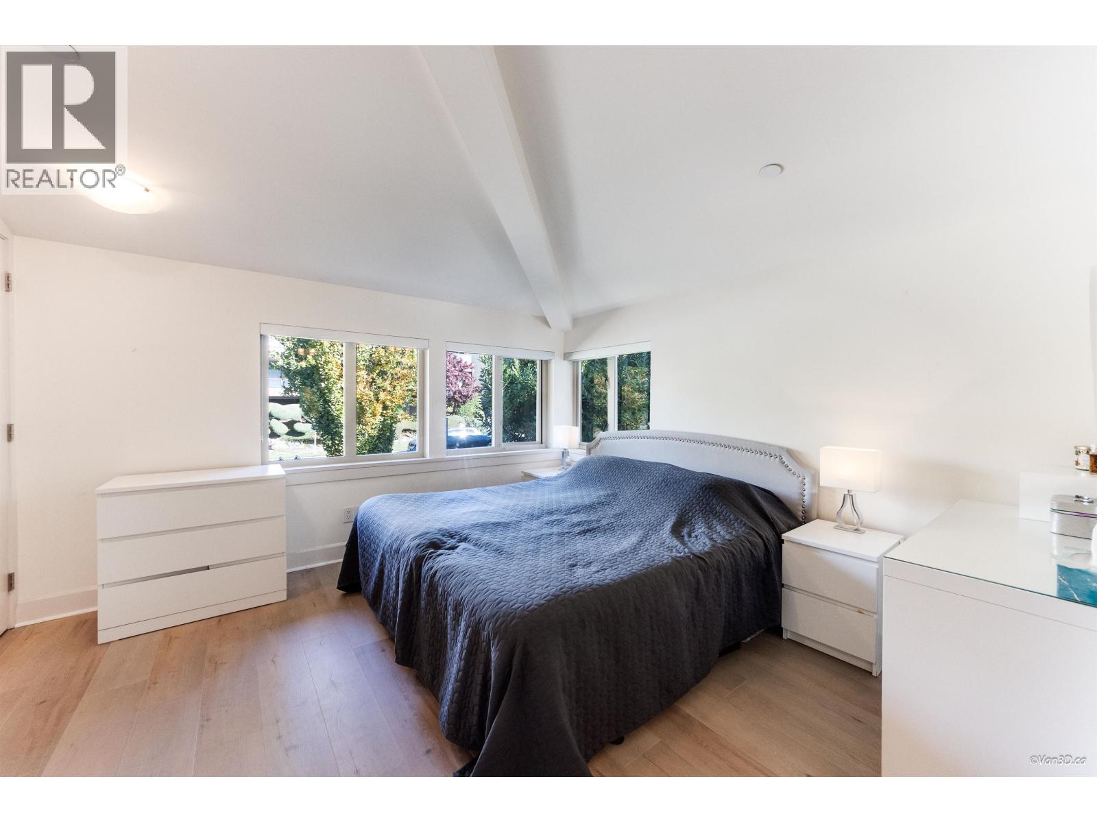 9 215 E 4TH STREET, North Vancouver