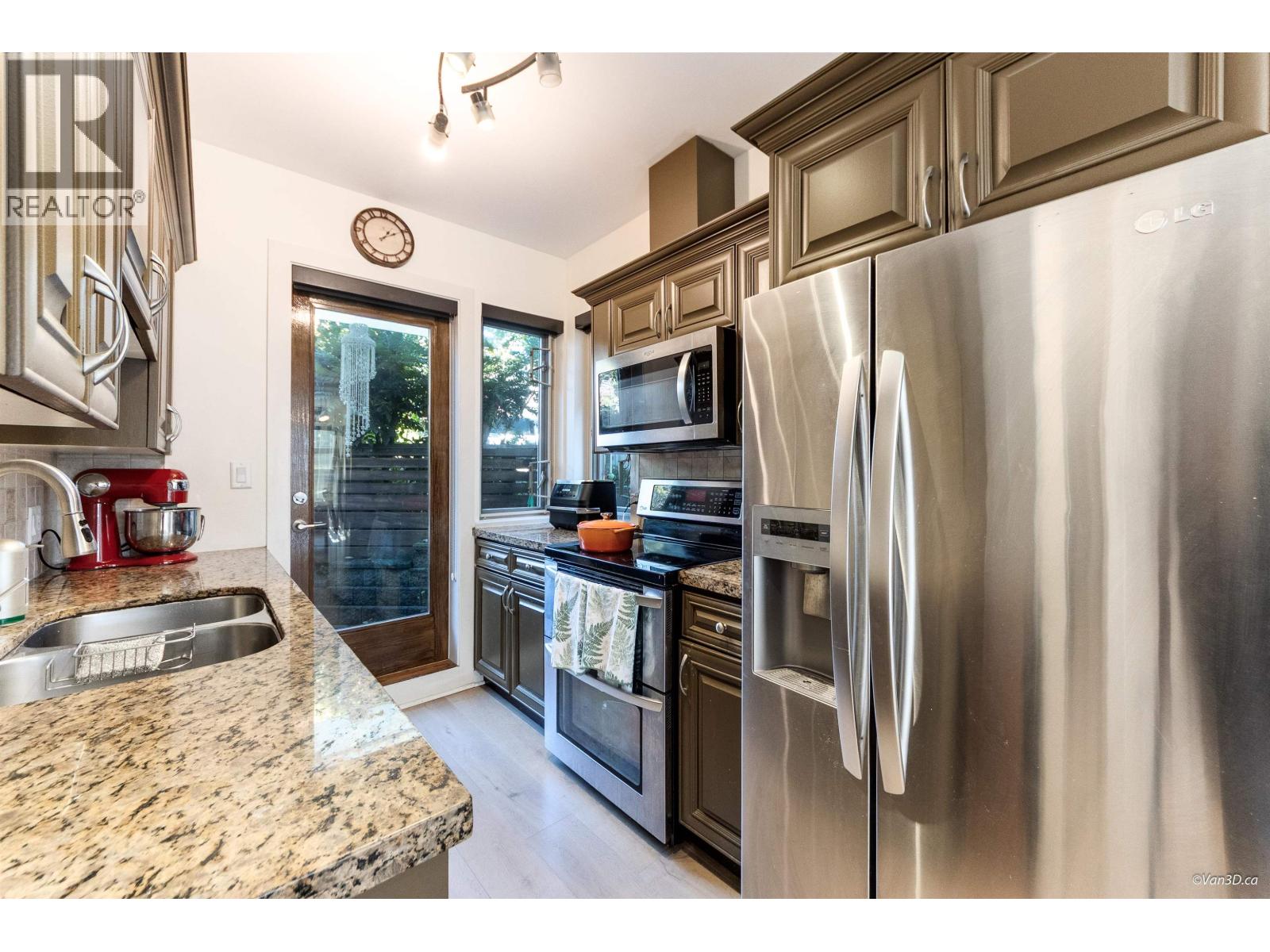 9 215 E 4TH STREET, North Vancouver