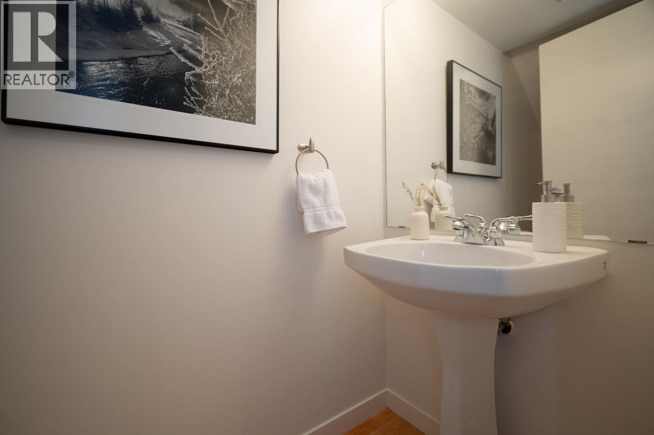 211 692 W 7TH AVENUE, Vancouver