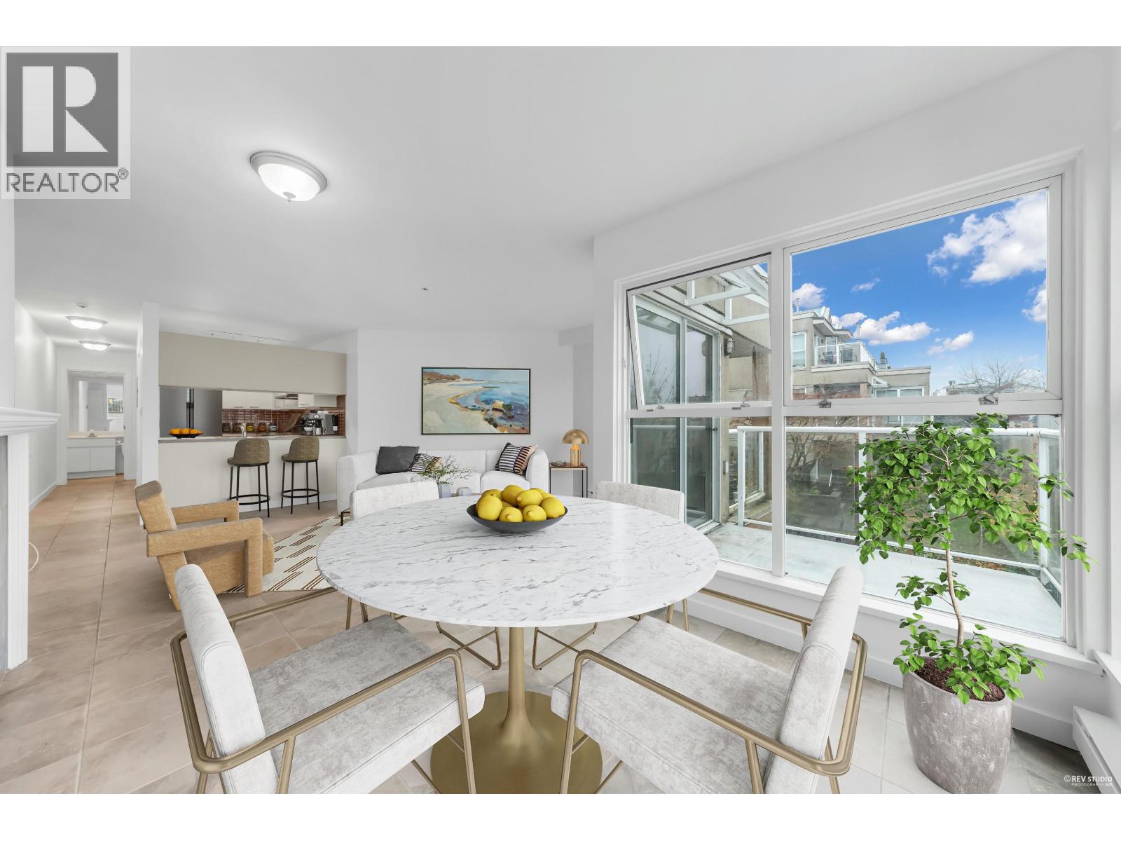 107 933 W 8TH AVENUE, Vancouver