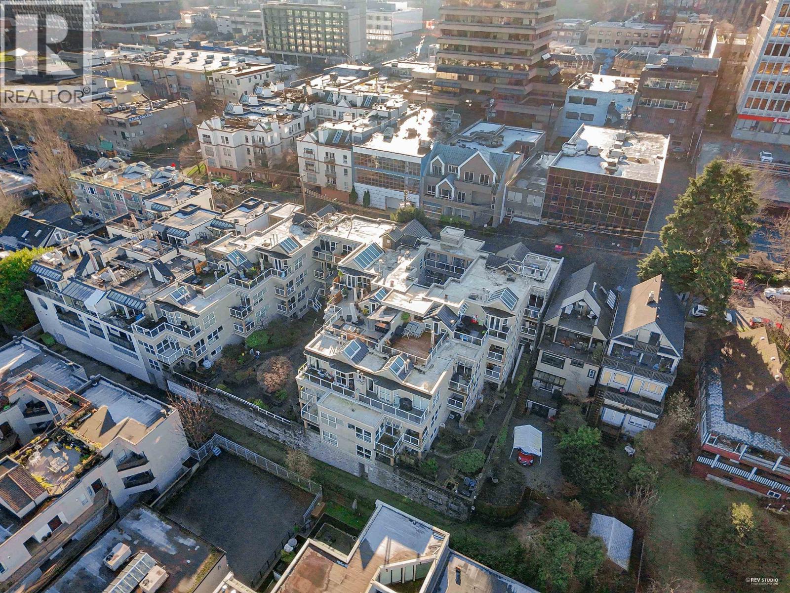 107 933 W 8TH AVENUE, Vancouver