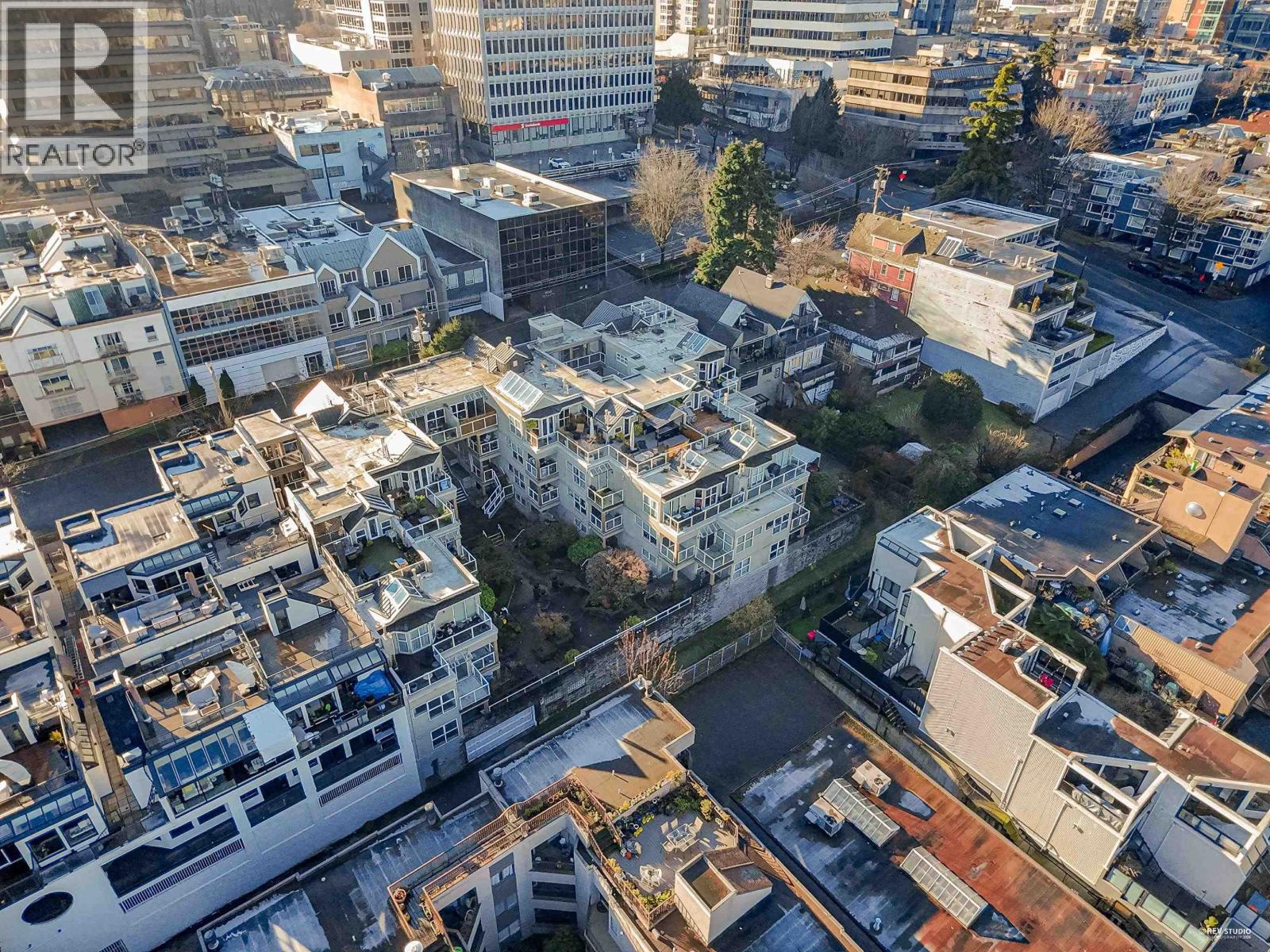 107 933 W 8TH AVENUE, Vancouver