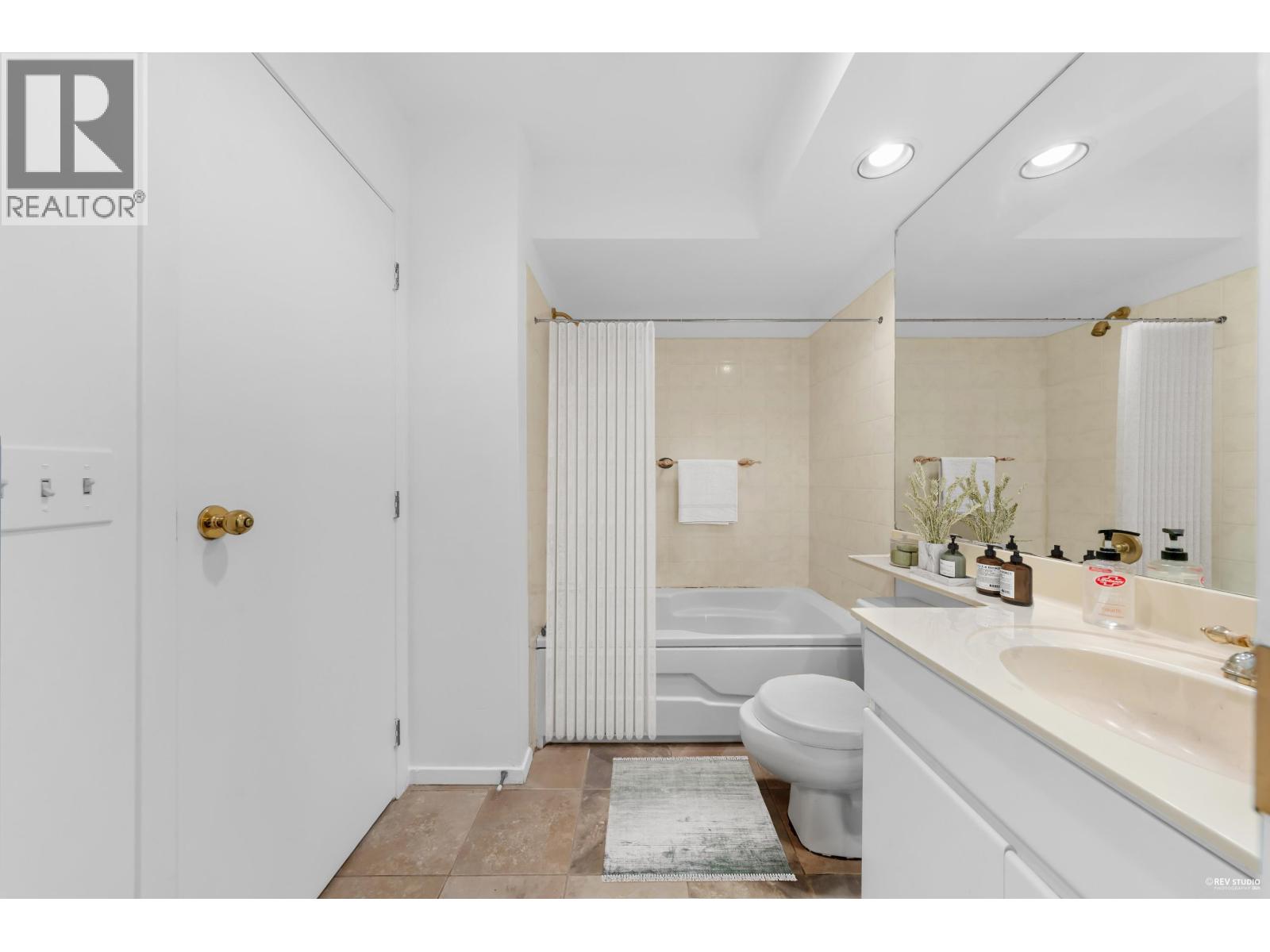 107 933 W 8TH AVENUE, Vancouver