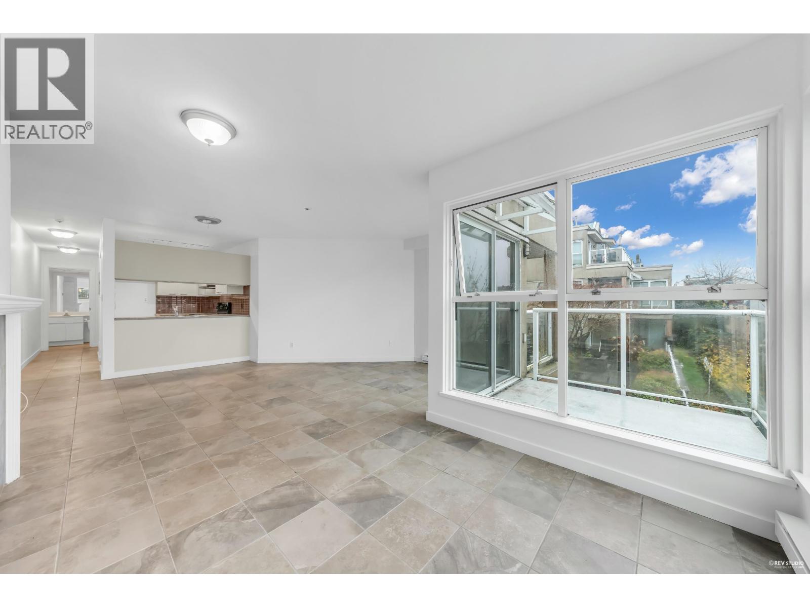 107 933 W 8TH AVENUE, Vancouver