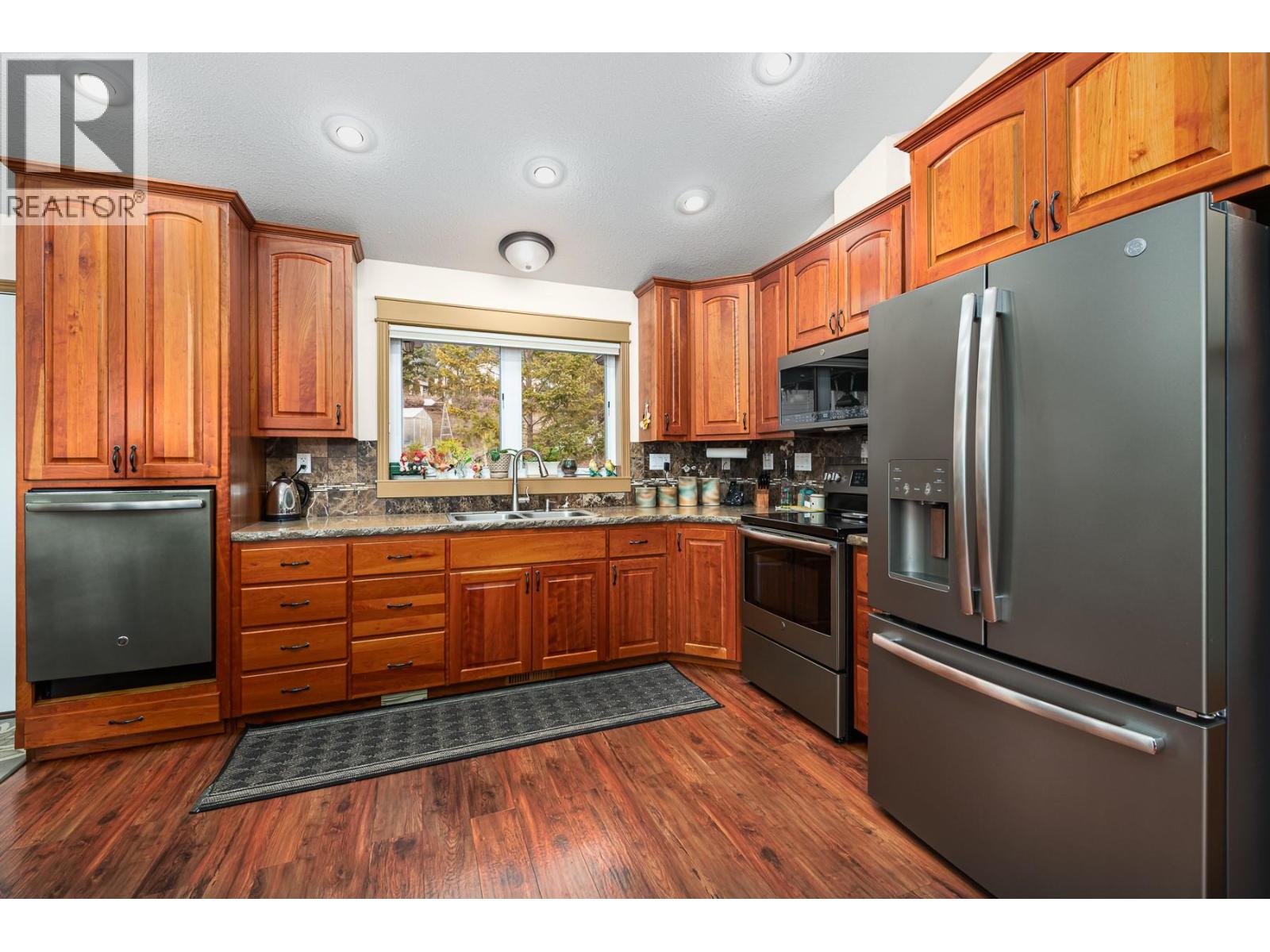 1021 KOOTENAY PLACE - 11